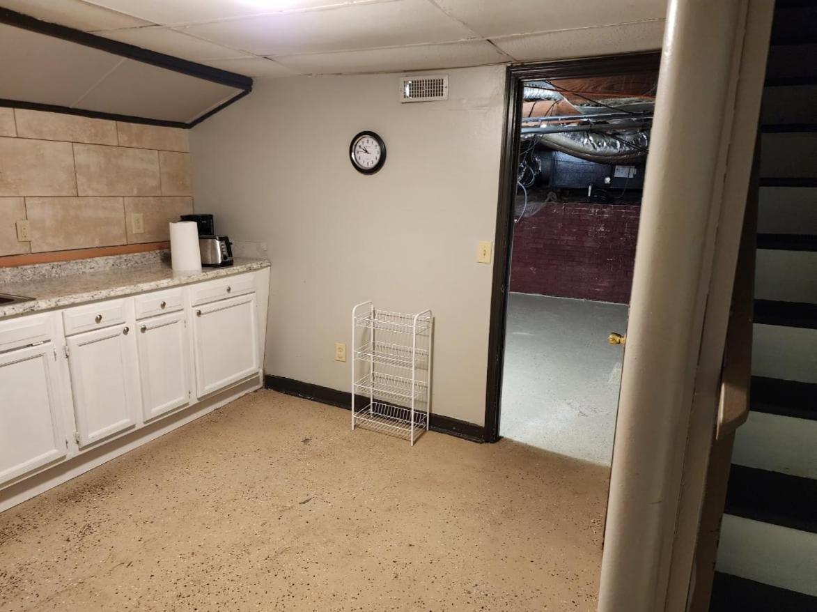 Apartment Basic And Efficient - Lansing Basement *