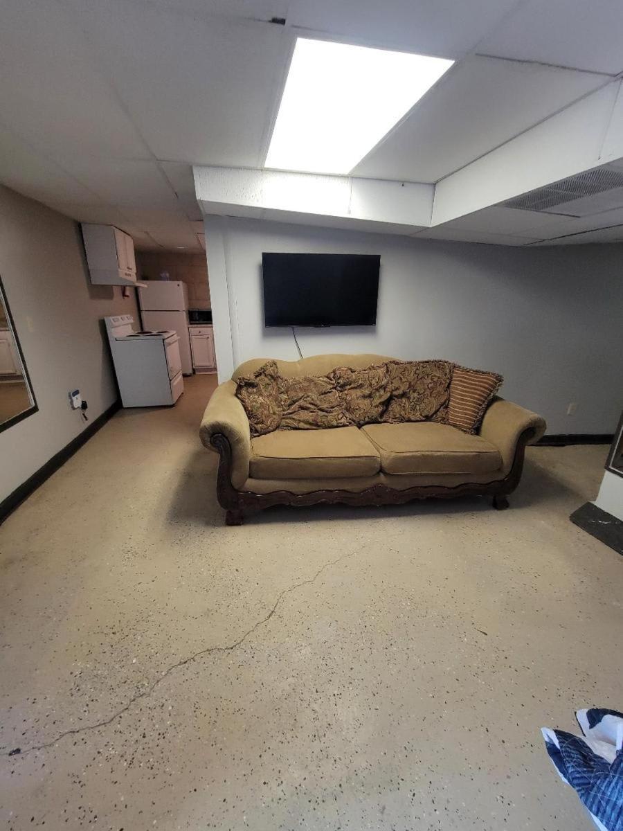 Basic And Efficient - Lansing Basement
